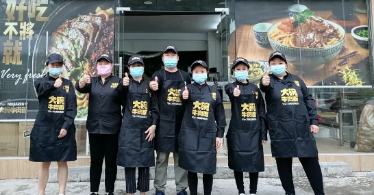 牛家人大碗牛肉面门店合影