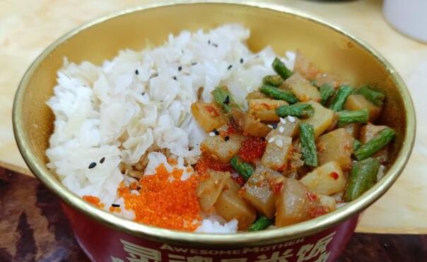 盖式妈妈鸡丁拌饭