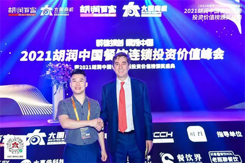 活动现场，胡润先生与陈总亲切合影