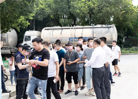 创业者对加盟总部集中实地考察
