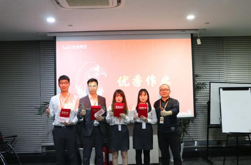 董事长助理兼人力行政总监罗俊先生为学员颁奖