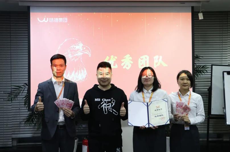总裁陈建荣先生为学员颁奖
