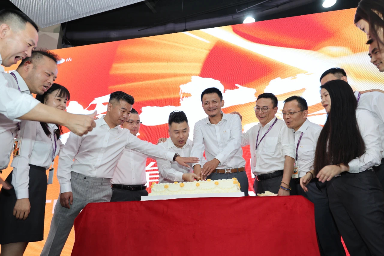 生日祝福：一起切蛋糕