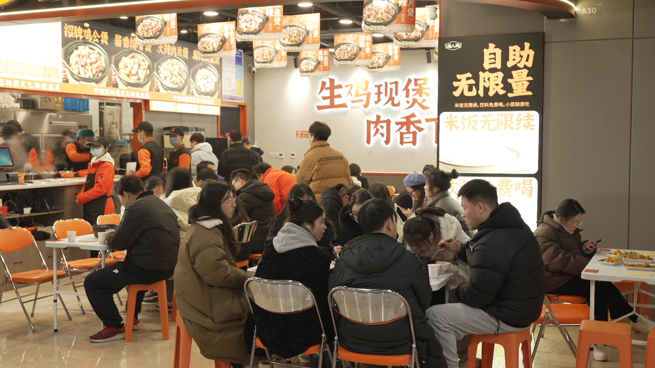 一人食鸡公煲快餐的渝八两