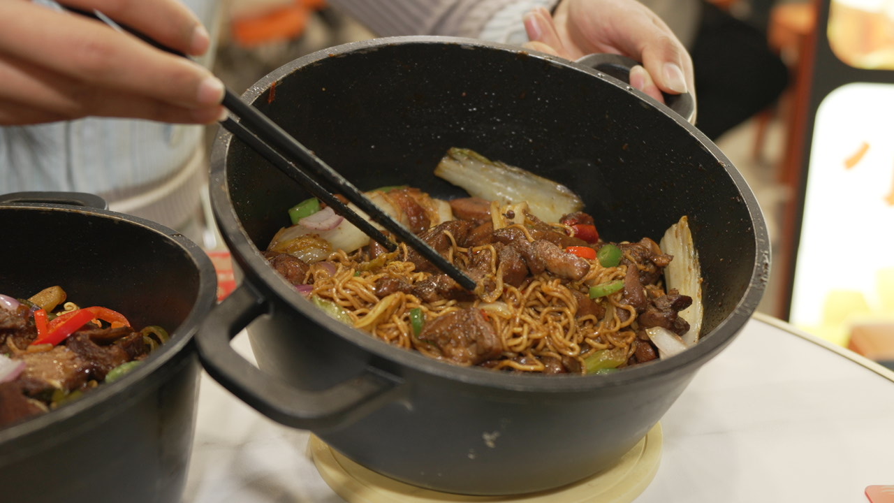渝八两鸡公煲总部
