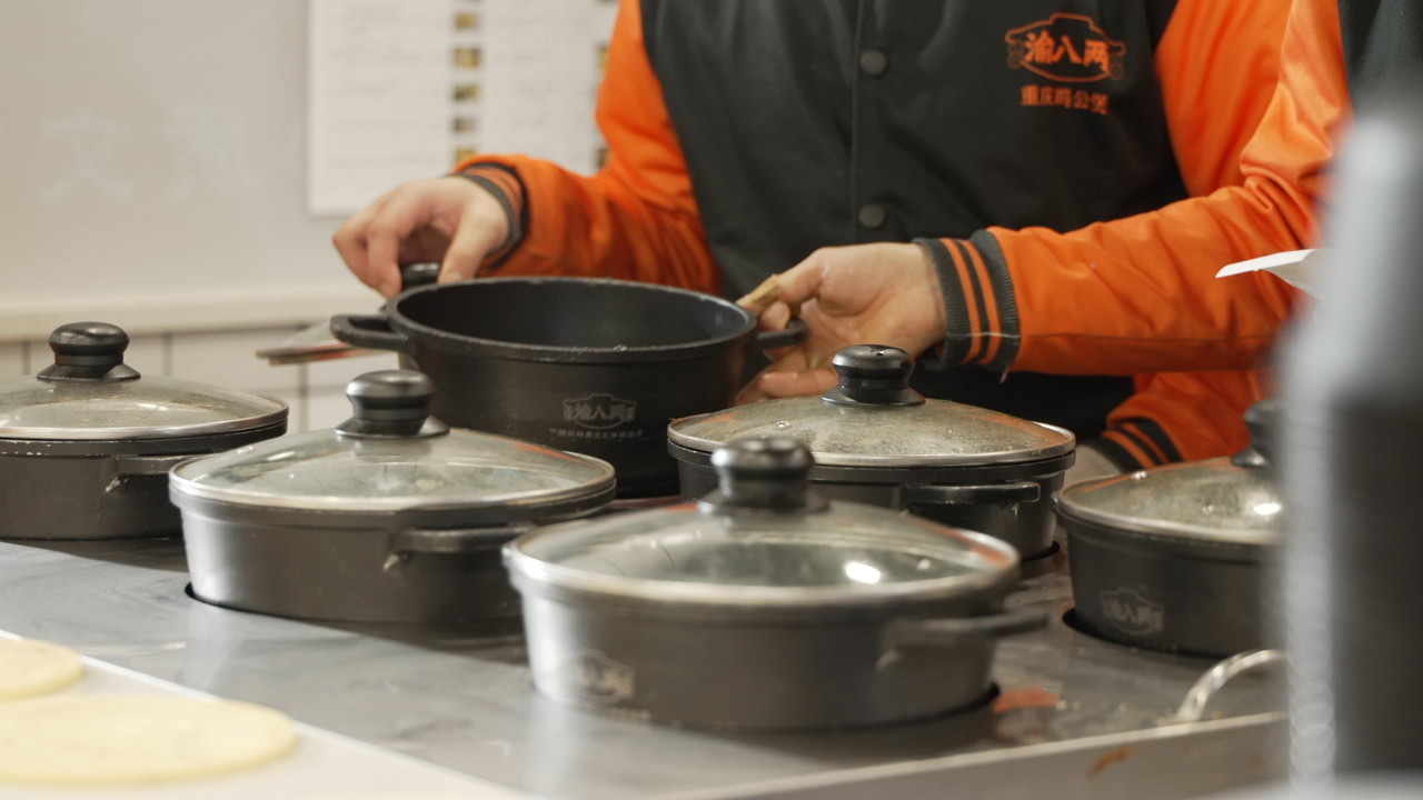 渝八两鸡公煲加盟