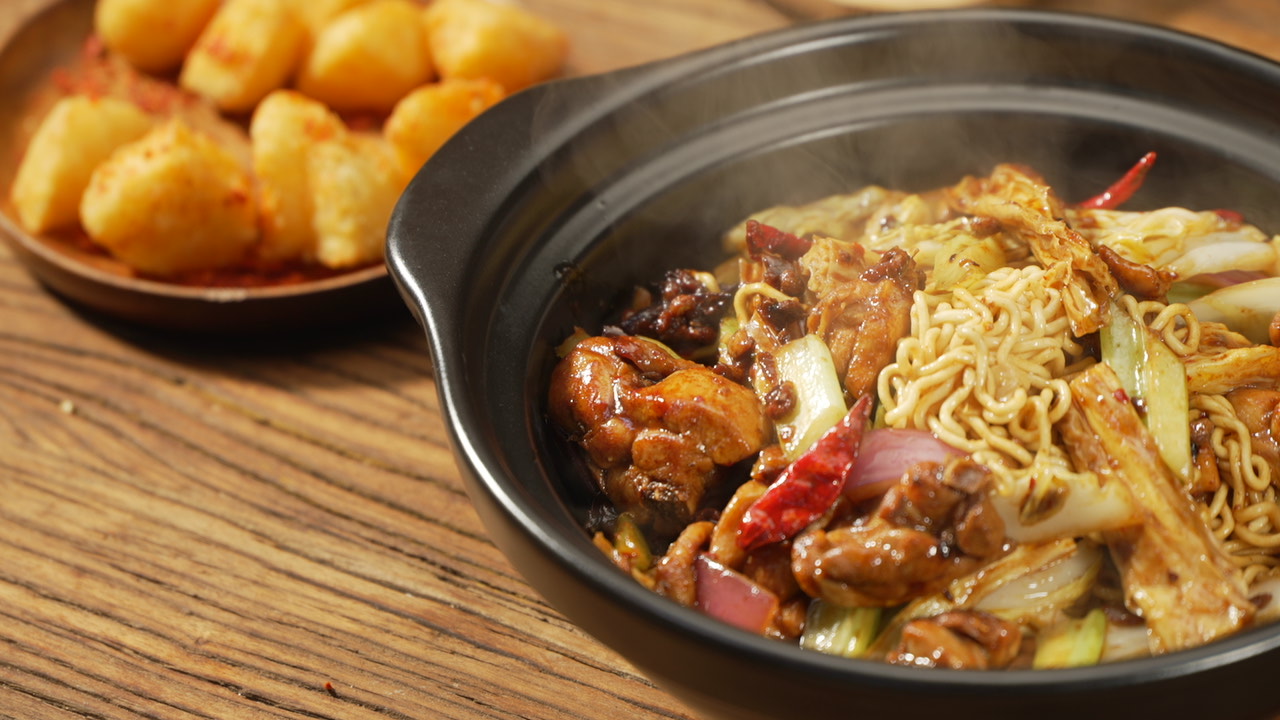 渝八两鸡公煲加盟